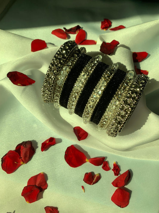 Chand Saaz Velvet Bangle