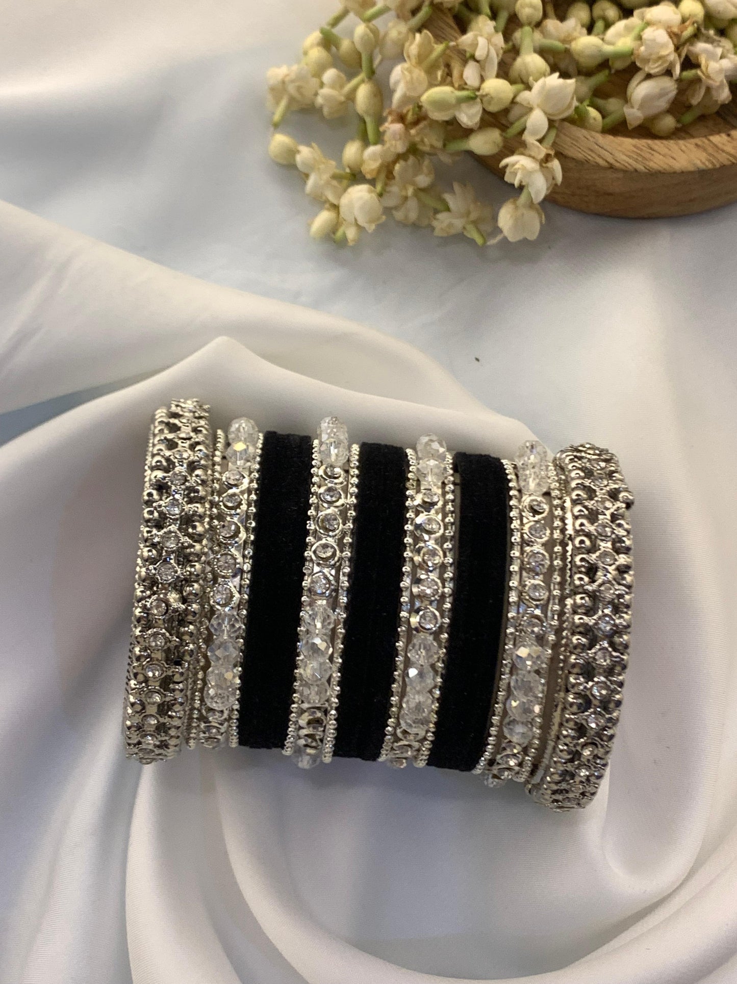 Chand Saaz Velvet Bangle